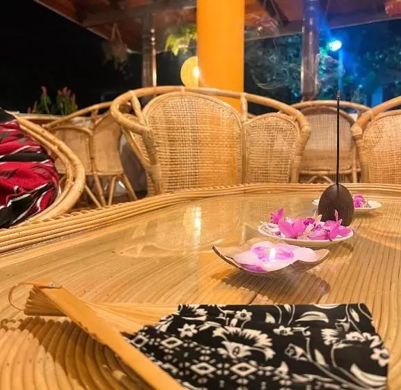 Hummus Hostel & Restaurant