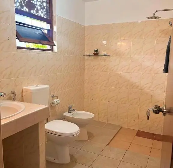 Hummus Hostel & Restaurant