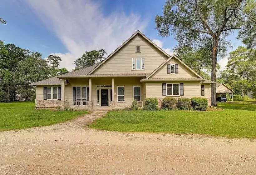 Airy Dayton Vacation Home W/ Deck + Private Yard!