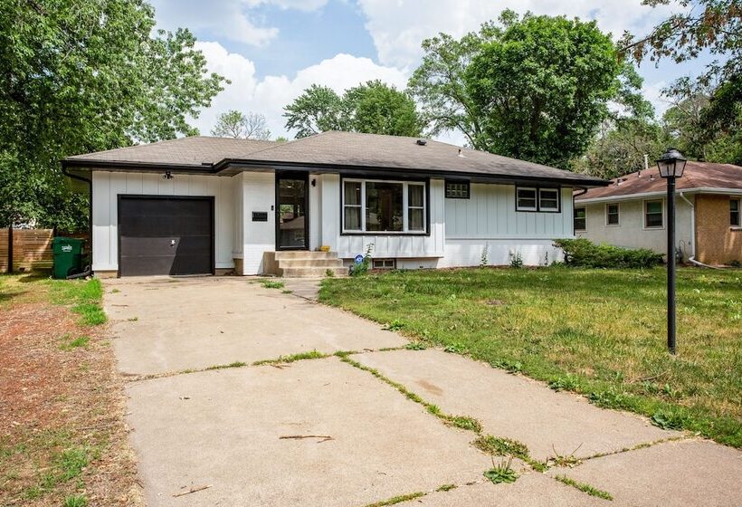 Charming & Bright Crystal Home W/ Fire Table!