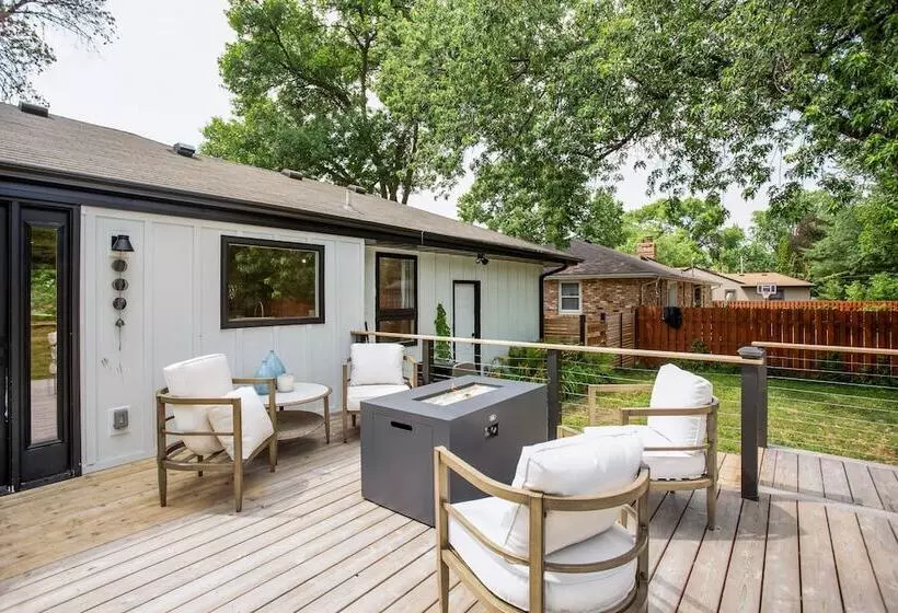 Charming & Bright Crystal Home W/ Fire Table!