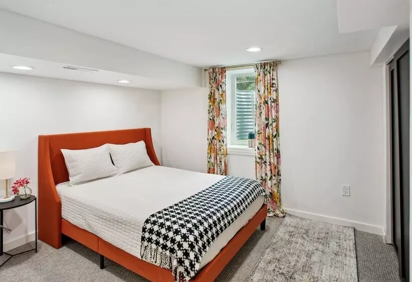 Charming & Bright Crystal Home W/ Fire Table!