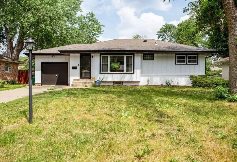 Charming & Bright Crystal Home W/ Fire Table!