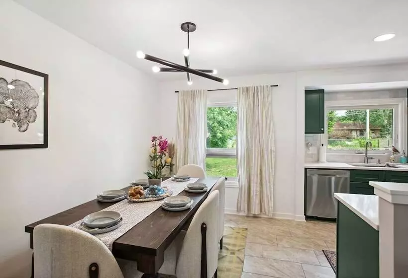 Charming & Bright Crystal Home W/ Fire Table!