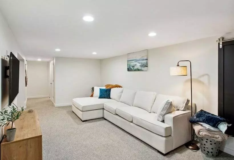 Charming & Bright Crystal Home W/ Fire Table!