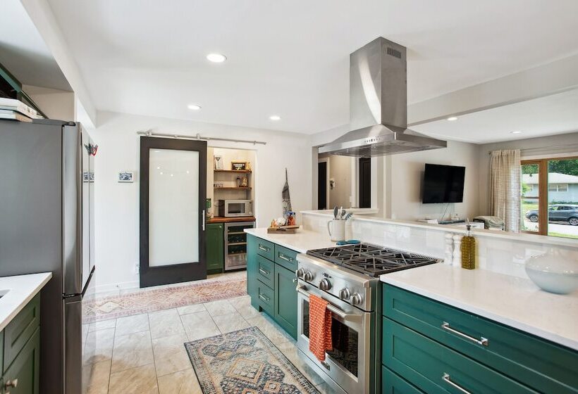 Charming & Bright Crystal Home W/ Fire Table!