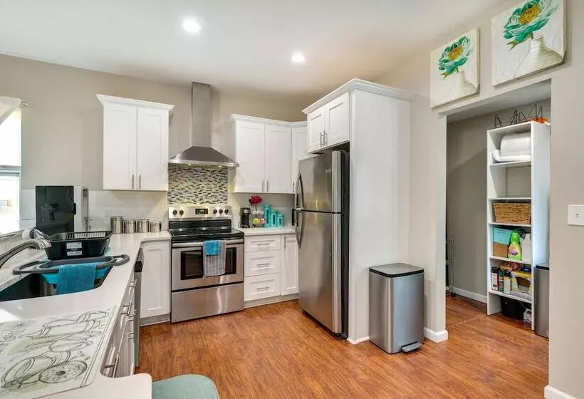 Charming Edgemere Home W/ Deck & Grill!