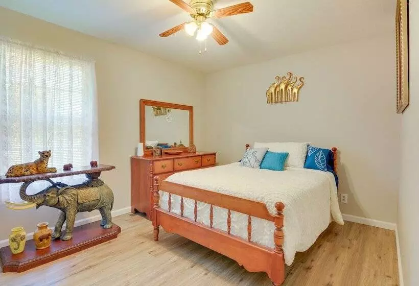 Cozy Stafford Home W/ Outdoor Pool: Pets Welcome!