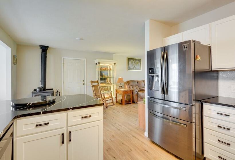 Cozy Stafford Home W/ Outdoor Pool: Pets Welcome!