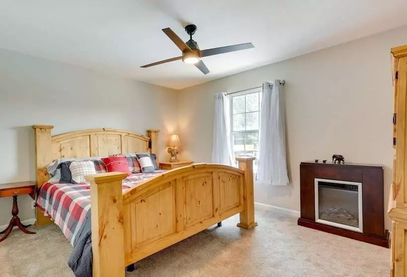 Cozy Stafford Home W/ Outdoor Pool: Pets Welcome!