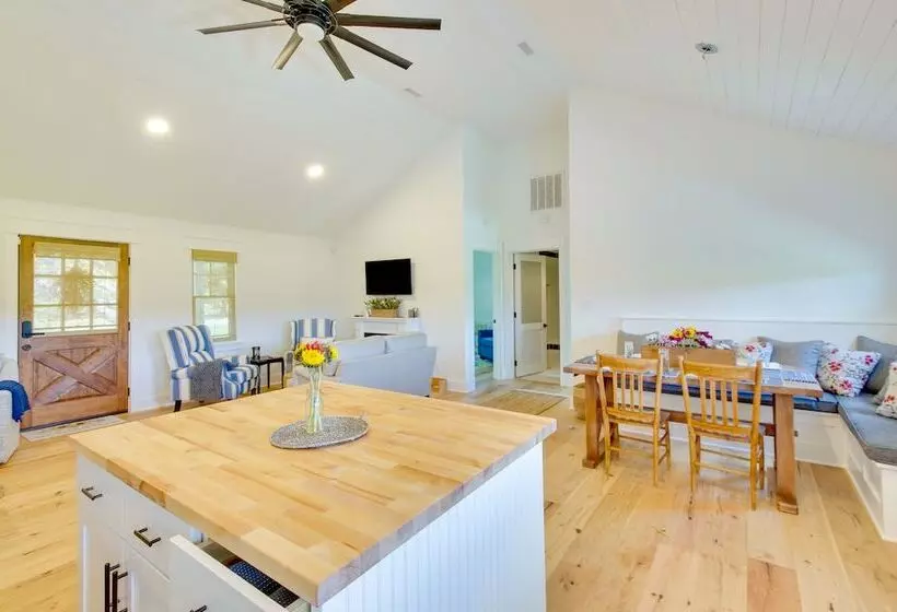 Modern Altavista Farmhouse W/ Countryside Views