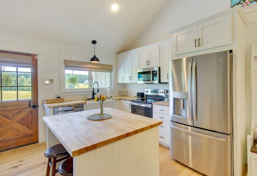 Modern Altavista Farmhouse W/ Countryside Views