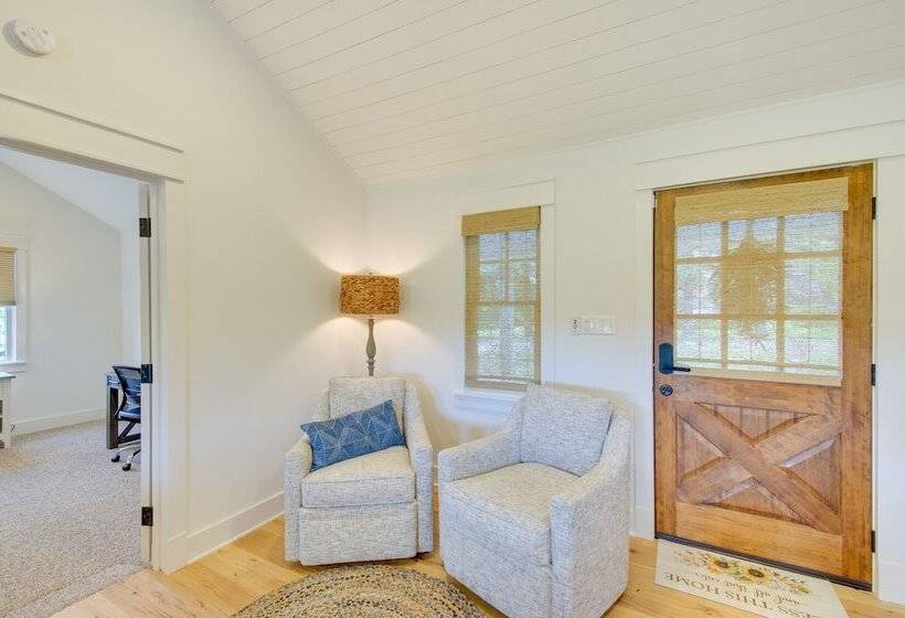 Modern Altavista Farmhouse W/ Countryside Views