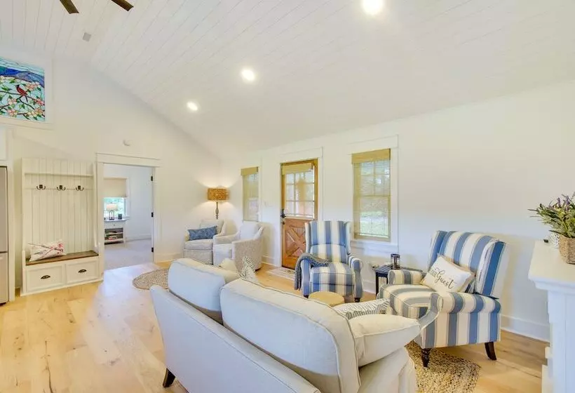 Modern Altavista Farmhouse W/ Countryside Views