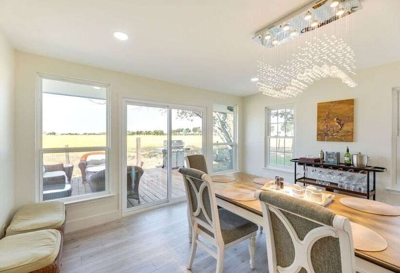 Remodeled Farmhouse On 18 Acres: 8 Mi To Elgin!