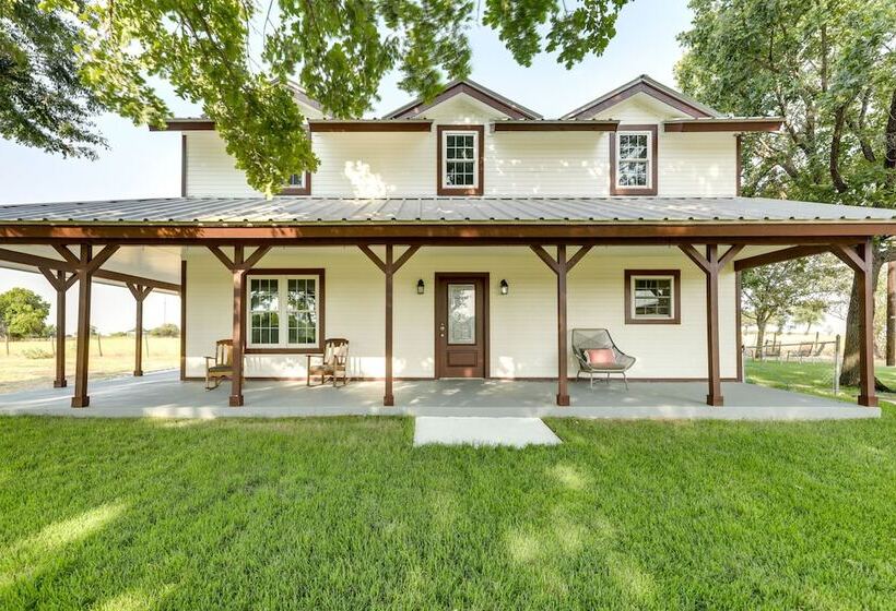 Remodeled Farmhouse On 18 Acres: 8 Mi To Elgin!