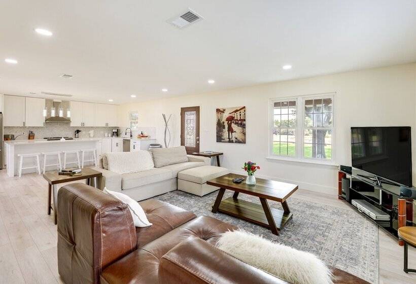 Remodeled Farmhouse On 18 Acres: 8 Mi To Elgin!