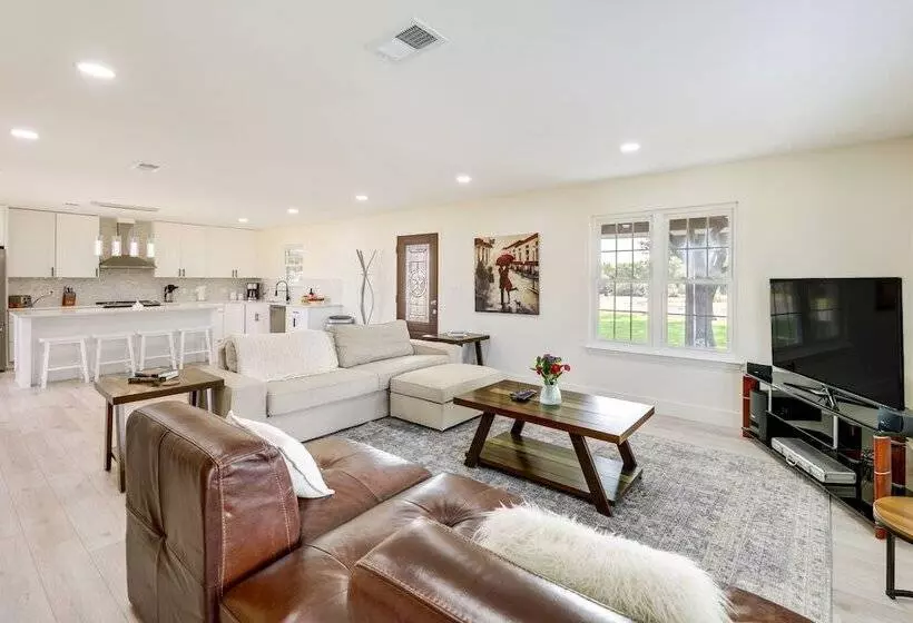 Remodeled Farmhouse On 18 Acres: 8 Mi To Elgin!