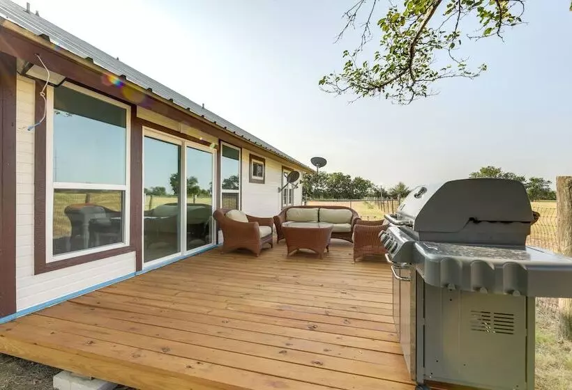 Remodeled Farmhouse On 18 Acres: 8 Mi To Elgin!