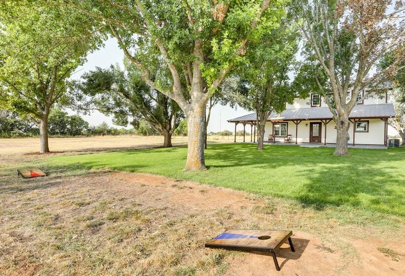 Remodeled Farmhouse On 18 Acres: 8 Mi To Elgin!