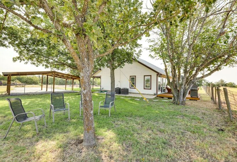 Remodeled Farmhouse On 18 Acres: 8 Mi To Elgin!