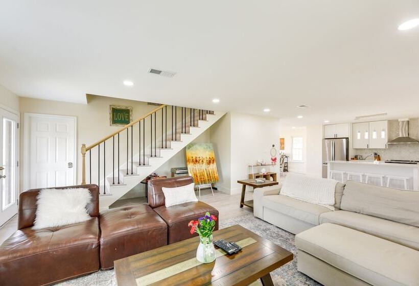 Remodeled Farmhouse On 18 Acres: 8 Mi To Elgin!