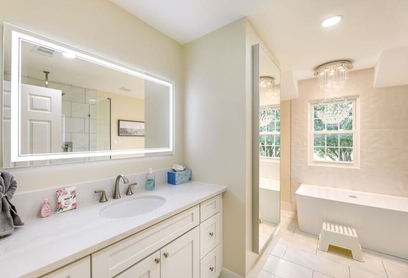 Remodeled Farmhouse On 18 Acres: 8 Mi To Elgin!