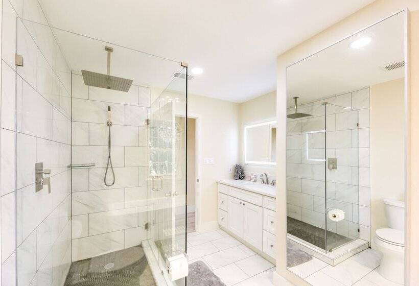 Remodeled Farmhouse On 18 Acres: 8 Mi To Elgin!