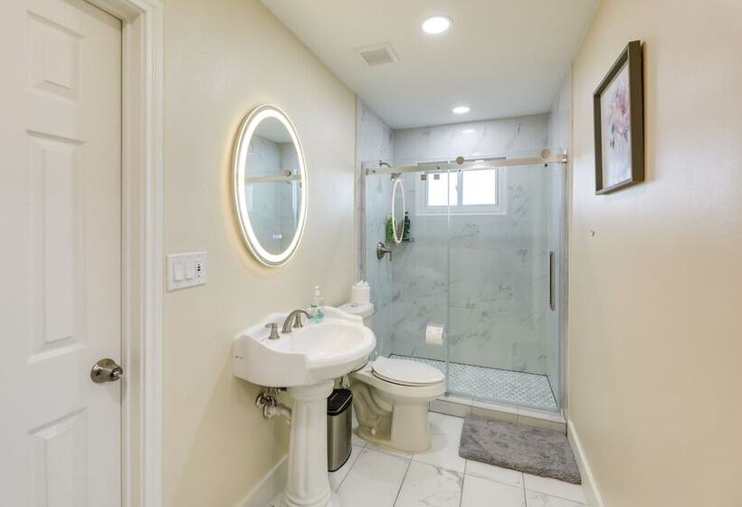 Remodeled Farmhouse On 18 Acres: 8 Mi To Elgin!