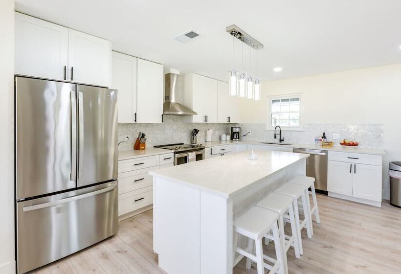 Remodeled Farmhouse On 18 Acres: 8 Mi To Elgin!