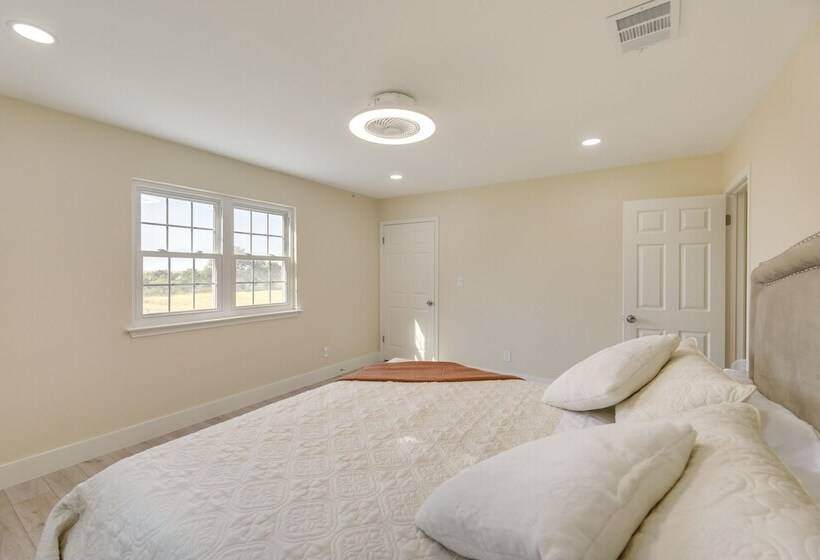 Remodeled Farmhouse On 18 Acres: 8 Mi To Elgin!