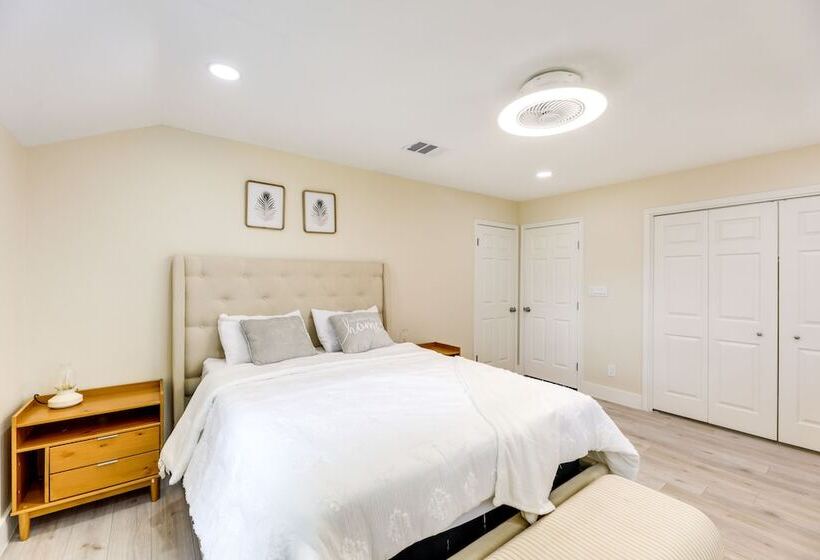 Remodeled Farmhouse On 18 Acres: 8 Mi To Elgin!