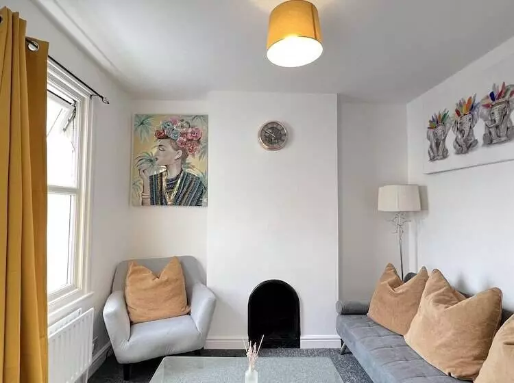 Residenssi Remarkable 2 Bed House In Rochester