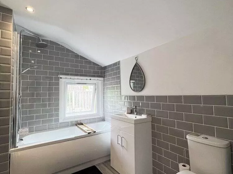 Residenssi Remarkable 2 Bed House In Rochester