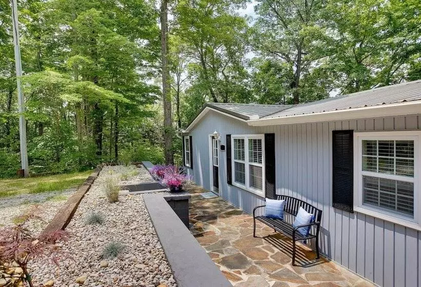 Bright Byrdstown Home W/ Views Of Dale Hollow Lake