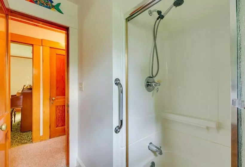 Cape House In Farmington W/ Shared Outdoor Pool!