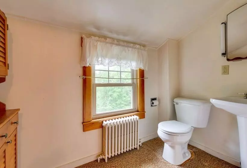 Cape House In Farmington W/ Shared Outdoor Pool!