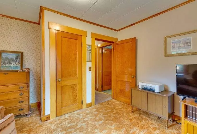 Cape House In Farmington W/ Shared Outdoor Pool!