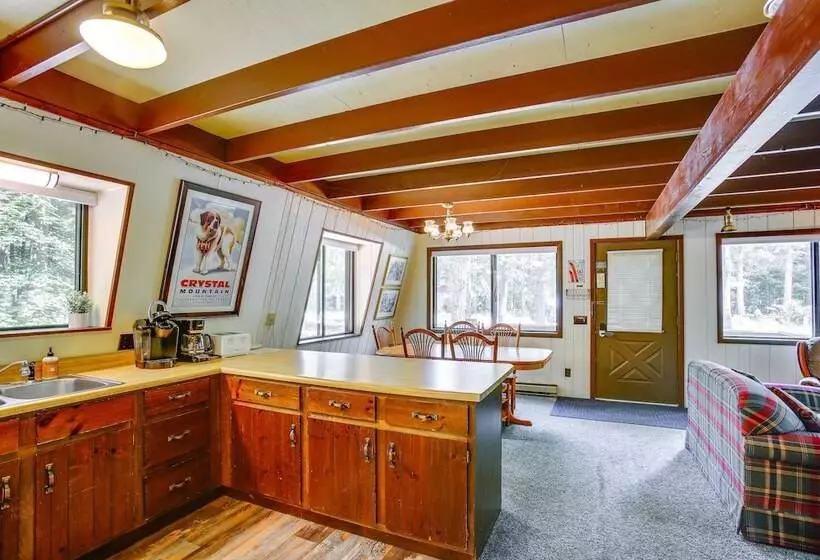 Crystal Mountain Cabin W/ Cozy Fireplace!