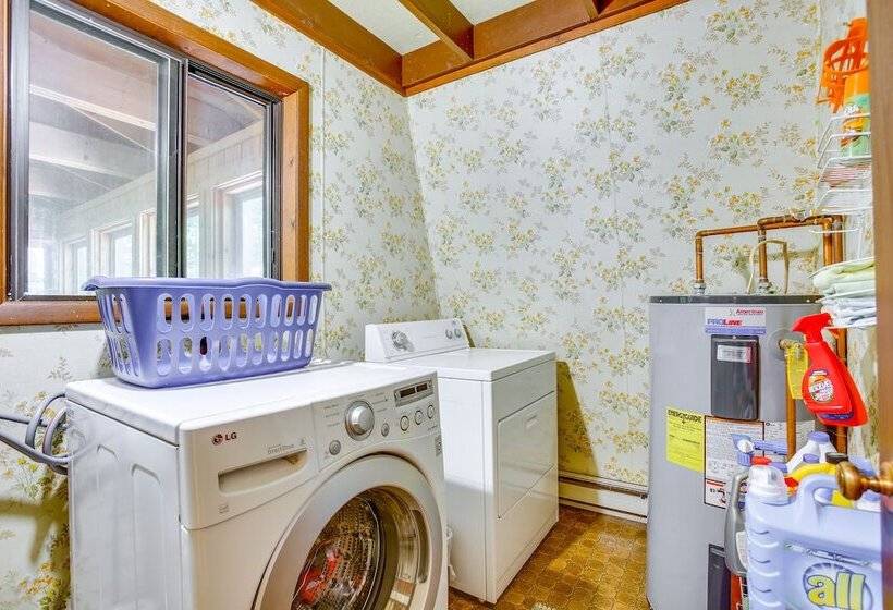 Crystal Mountain Cabin W/ Cozy Fireplace!