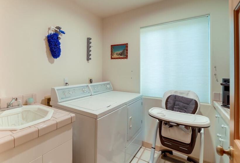 Hot Tub, Fire Pit & Deck: Chic Arizona Retreat