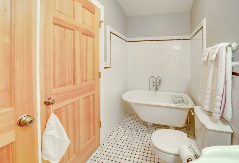 Hot Tub, Fire Pit & Deck: Chic Arizona Retreat