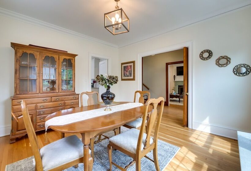 Cleveland Heights Retreat: Close To Everything!