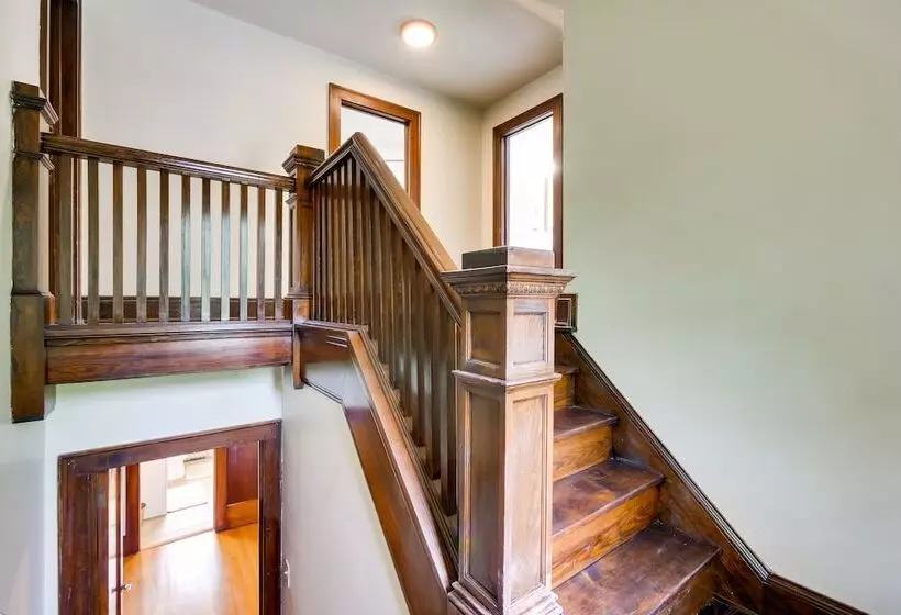 Cleveland Heights Retreat: Close To Everything!