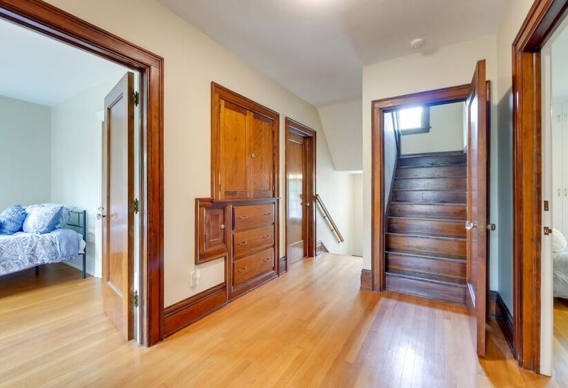 Cleveland Heights Retreat: Close To Everything!