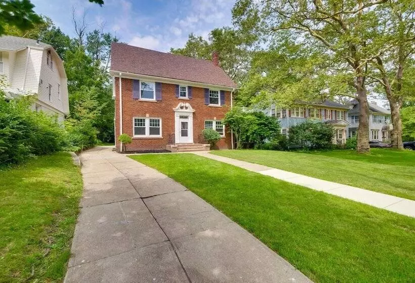 Cleveland Heights Retreat: Close To Everything!