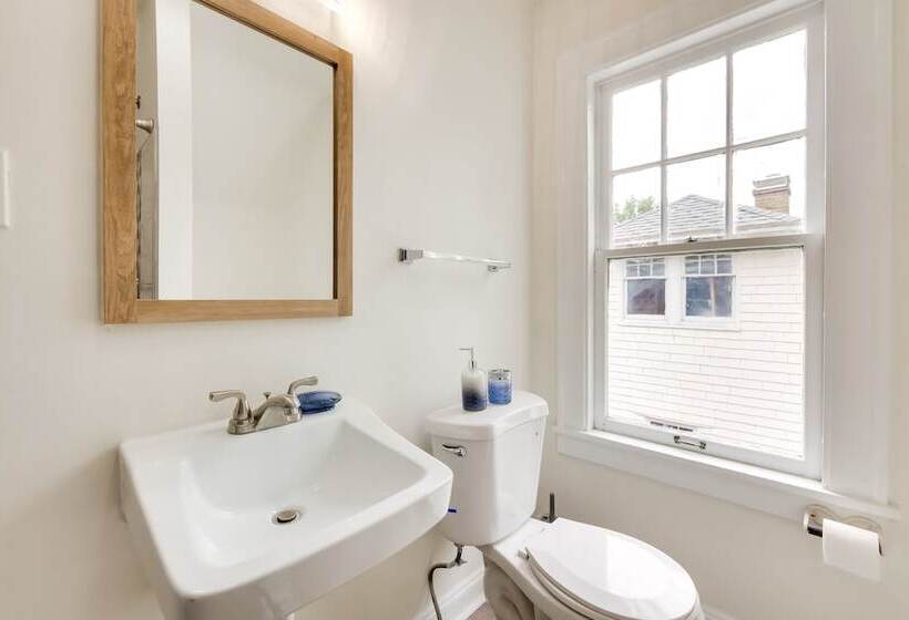 Cleveland Heights Retreat: Close To Everything!