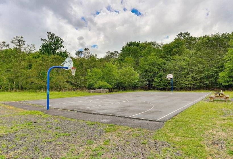 Delightful Tobyhanna Home With Game Room!