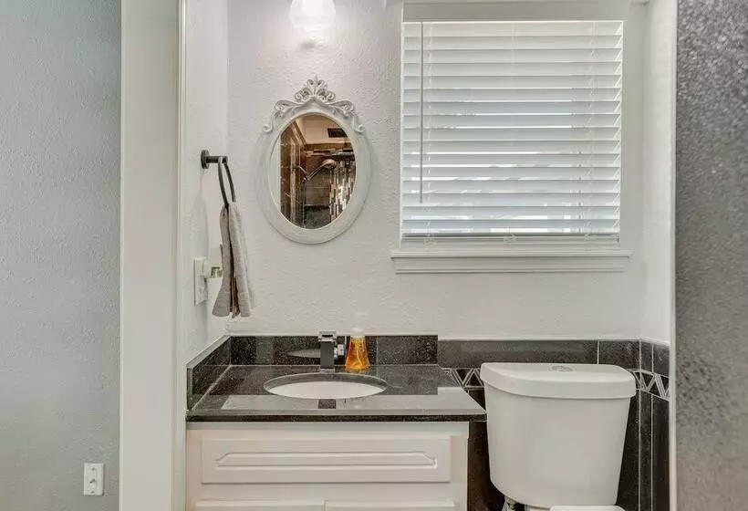 Edmond Home Near Colleges, Lakes, & Shopping!