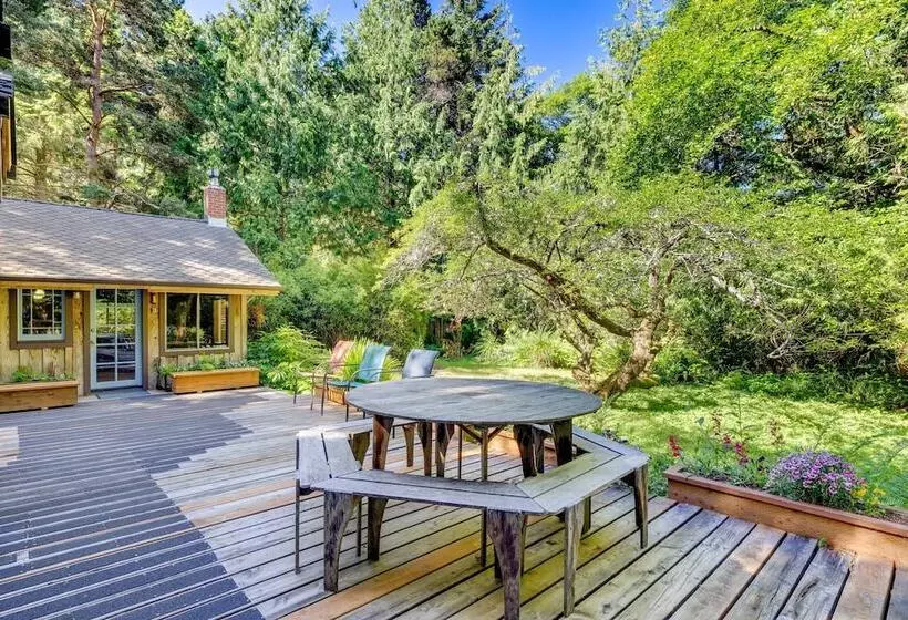 Enchanting Arch Cape Retreat W/ Hot Tub, Fireplace